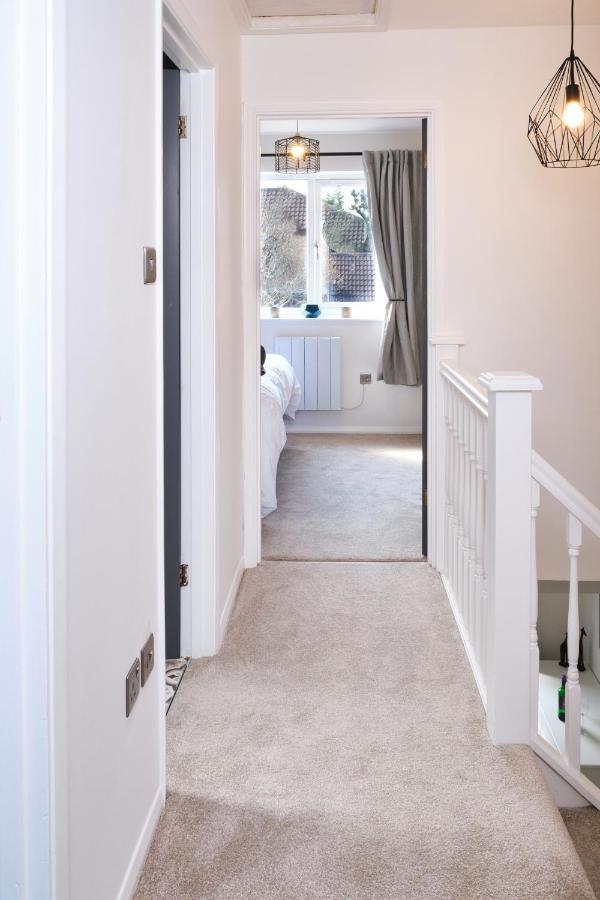 Parkway House - Modern With Great Transport Links *
